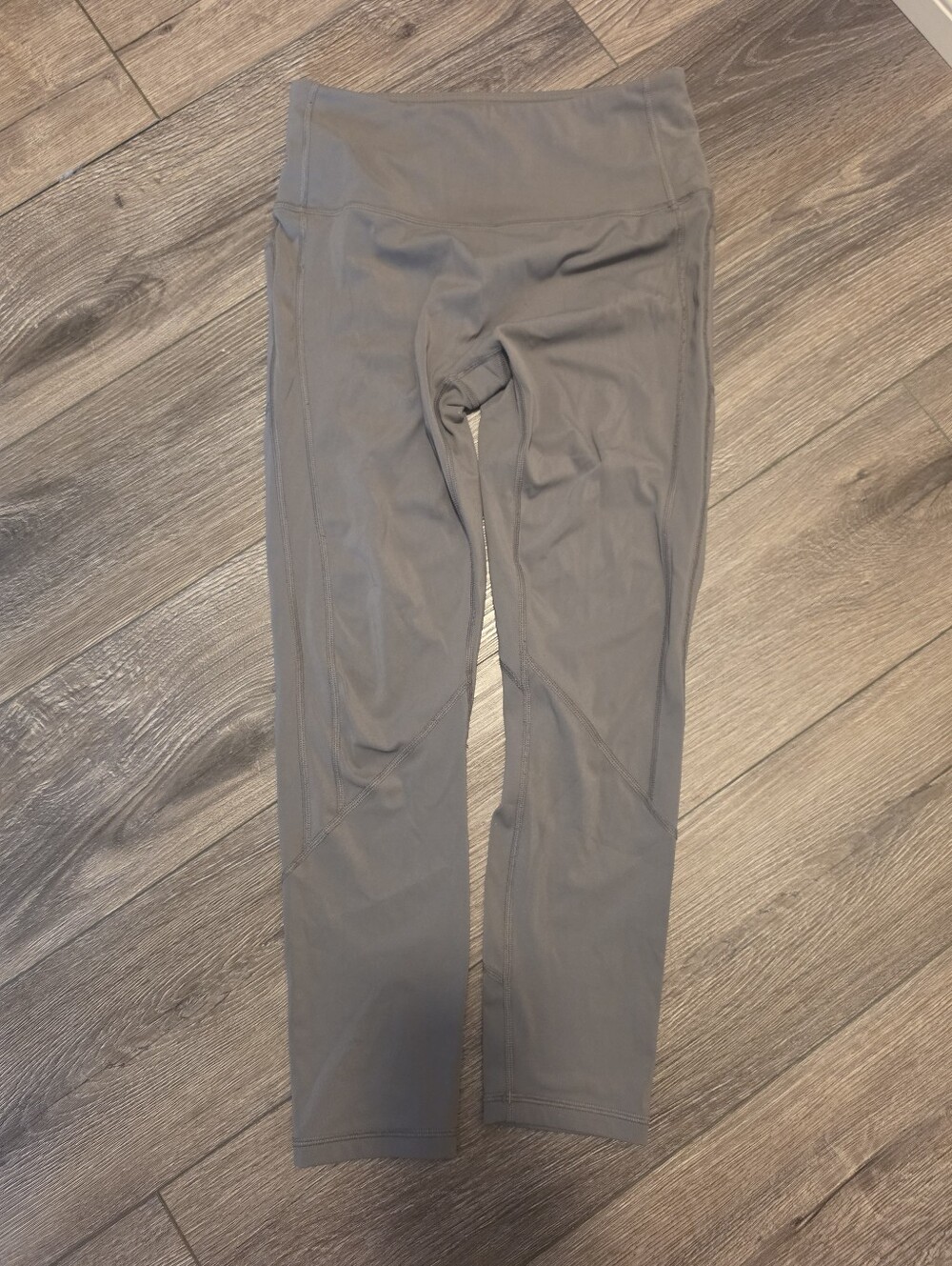 High-Rise Women’s Performance Leggings in Gray